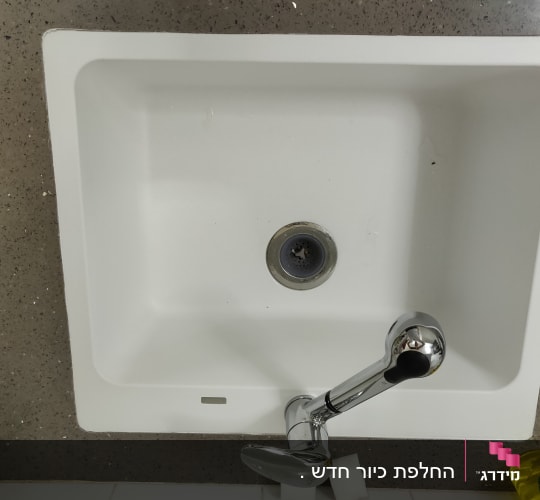 כיור שיש לבן עם ברז כרום
